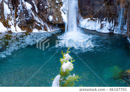 冬天的Kakizore Valley Ushiga Falls [長野縣] 86187701
