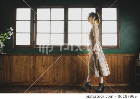 米色洋裝的女人 米色洋裝的女人 86187969