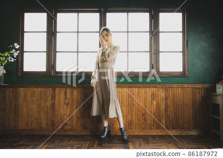 米色洋裝的女人 86187972