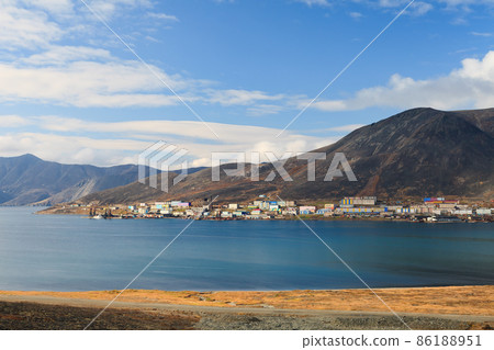 Beautiful autumn arctic landscape. View of the sea bay and the port town at the foot of the mountain 86188951