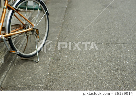 Roadside, bicycle parking, rear wheel, bicycle, feet, asphalt, bicycle Roadside, bicycle parking, rear wheel, bicycle, feet, asphalt, bicycle 86189014