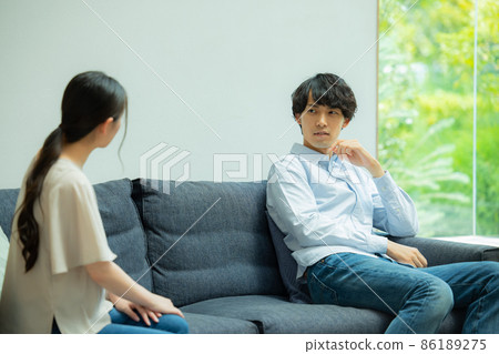 Couple fighting in the living room Couple fighting in the living room 86189275