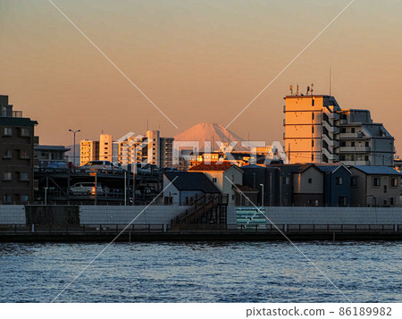 Mt. Fuji, a World Heritage Site in winter 86189982