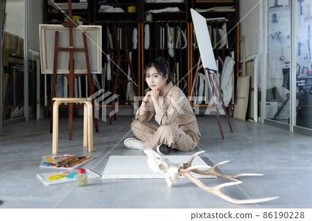 Cute student drawing an oil painting 86190228