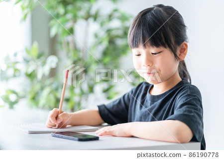 Elementary school students taking online classes at home 86190778