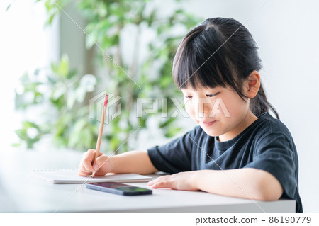 Elementary school students taking online classes at home 86190779