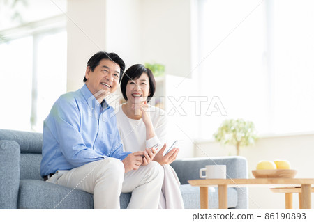 Middle couple, middle man, middle woman 86190893