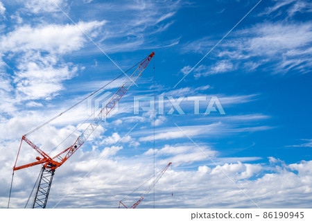 Large crawler crane blue sky 86190945