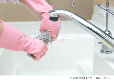 家庭主婦的手擠破布 86191380