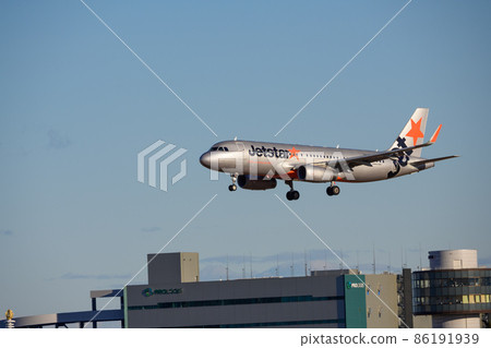 Jetstar aircraft in a position to land at Narita Airport Jetstar aircraft in a position to land at Narita Airport 86191939