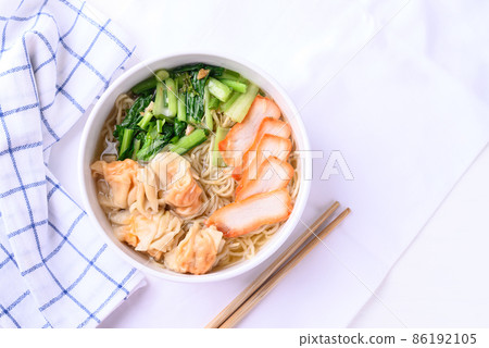 Noodles soup with wonton dumpling and grilled red pork 86192105