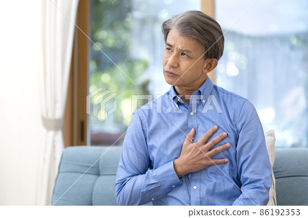 Middle man with a feeling of strangeness in the chest 86192353