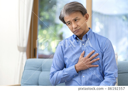 Middle man with a feeling of strangeness in the chest Middle man with a feeling of strangeness in the chest 86192357