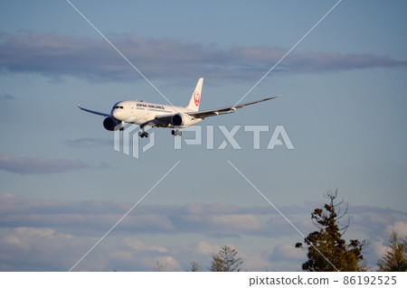 Japanese aircraft in a position to land at Narita Airport 86192525