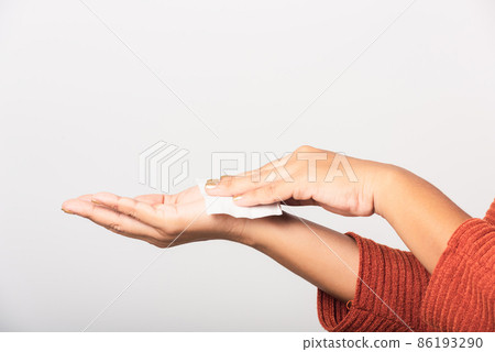 woman she using wet tissue paper wipe cleaning her hands 86193290