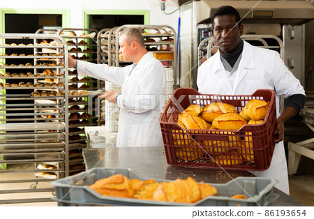 Bakers working in bakehouse 86193654