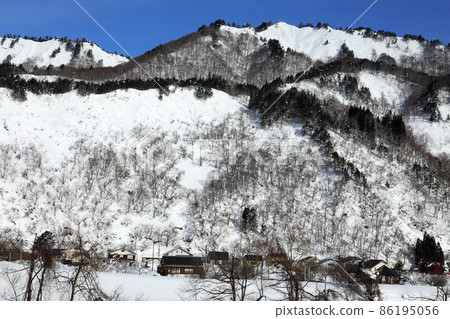 大雪中的里山（落葉林和雪崩斜坡）和山腳下的村莊——從龜岡橋到福島縣只見町 86195056