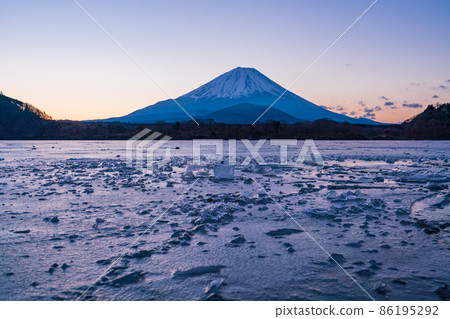 (Yamanashi Prefecture) Frozen Lake Shoji, Mt. Fuji, before sunrise 86195292