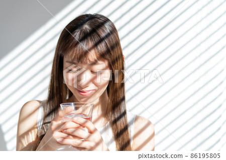 Young woman with a cup 86195805