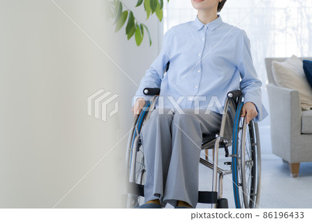 輪椅女性不露面 86196433