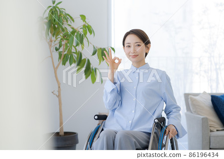輪椅女性微笑 86196434