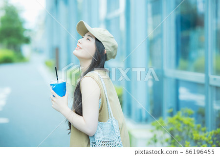Women walking while drinking iced coffee 86196455