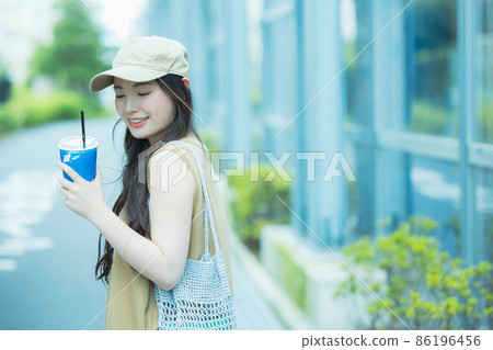 婦女走路時喝冰咖啡 86196456