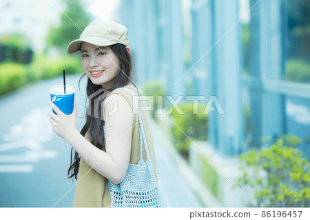 婦女走路時喝冰咖啡 婦女走路時喝冰咖啡 86196457