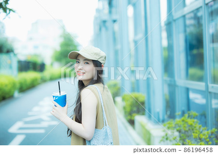 婦女走路時喝冰咖啡 婦女走路時喝冰咖啡 86196458