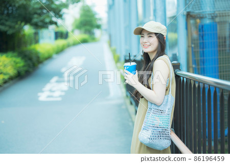 婦女走路時喝冰咖啡 婦女走路時喝冰咖啡 86196459