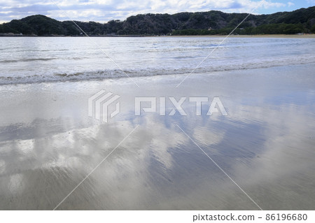 Yumigahama in winter with curved sandy beaches 86196680