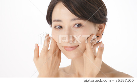 中女性保濕感裸露肌膚 86197100