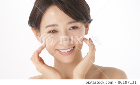 中女性保濕感裸露肌膚 86197131