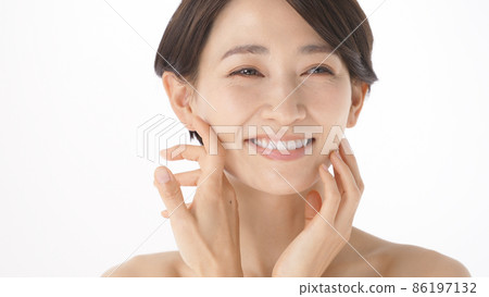 Middle female moisturizing feeling bare skin Middle female moisturizing feeling bare skin 86197132