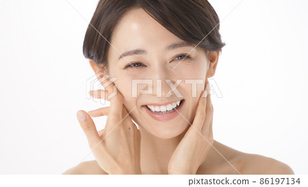 Middle female moisturizing feeling bare skin Middle female moisturizing feeling bare skin 86197134