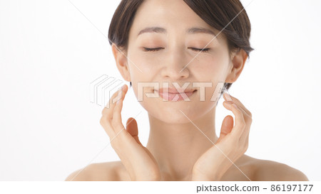 中女性保濕感裸露肌膚 86197177