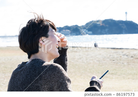 在江之島看智能手機的男人 在江之島看智能手機的男人 86197573