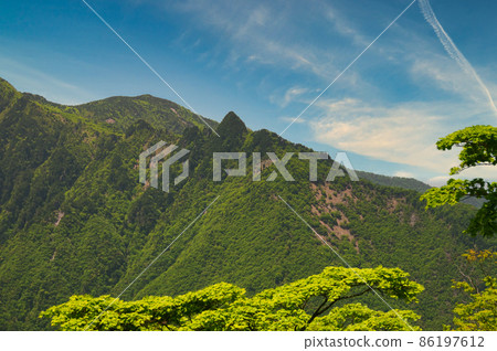 從大峰山脈的Gyojagaeridake方向看鐵山（新鮮綠色）[奈良縣天川村] 86197612