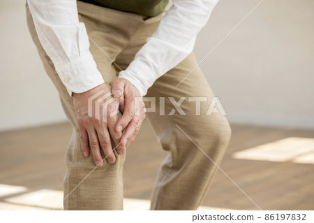 Senior knee joint pain image Senior man holding the knee 86197832