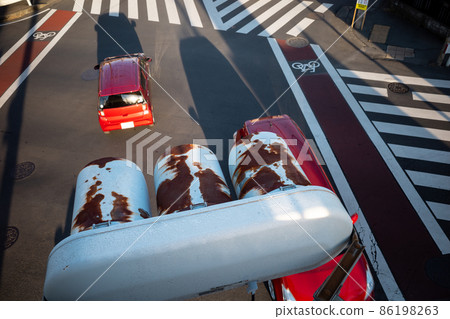 Bird's-eye view of the intersection Rust-floating traffic lights, pedestrian crossings, and passing vehicles c-1 86198263