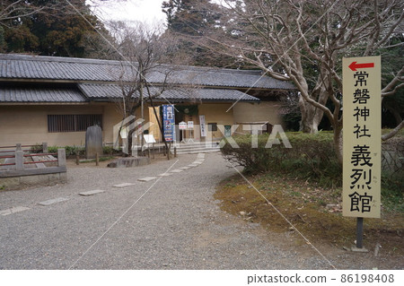 Tokiwa Shrine 86198408