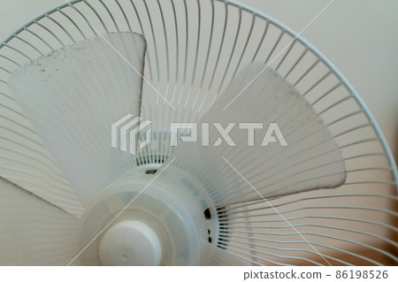 Dust on the fan blades 86198526