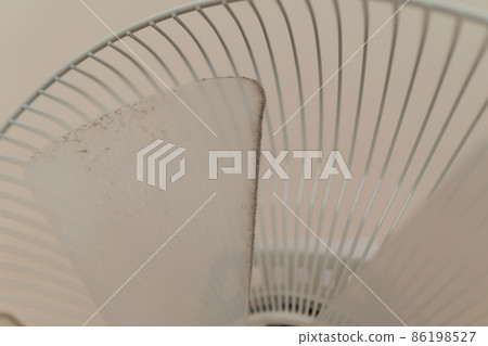 Cleaning the electric fan 86198527