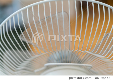 Cleaning the electric fan 86198532