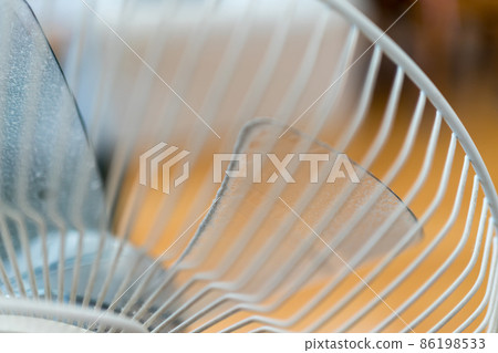 Dust on the fan blades 86198533