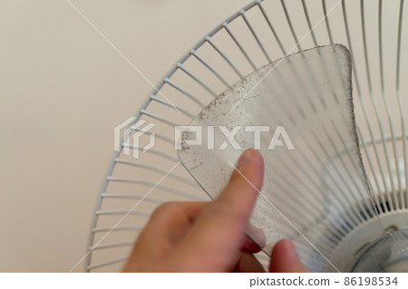 Trace the blade of the fan with your finger Trace the blade of the fan with your finger 86198534
