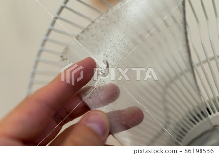 Trace the blade of the fan with your finger Trace the blade of the fan with your finger 86198536