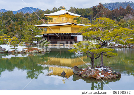 Kinkaku wearing a Kyoto Golden Pavilion snow Kinkaku wearing a Kyoto Golden Pavilion snow 86198882