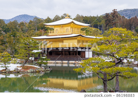 Kinkaku wearing a Kyoto Golden Pavilion snow Kinkaku wearing a Kyoto Golden Pavilion snow 86198883