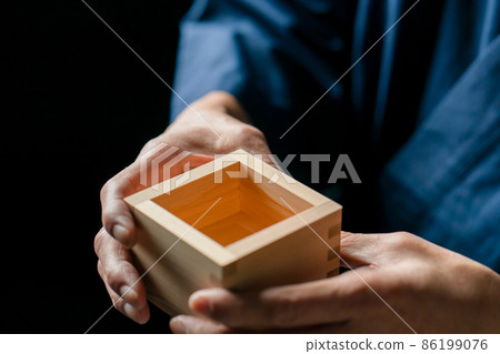 清酒釀造老人在手邊 86199076